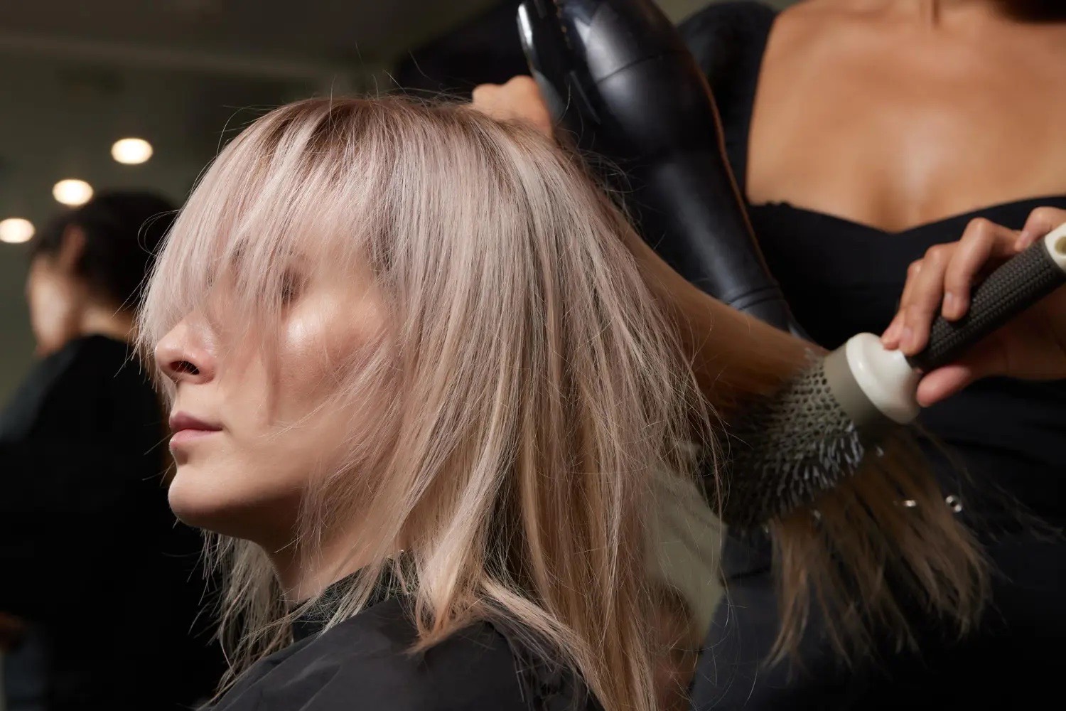 Coiffure femme — brushing et coloration réalisés chez Prestige Barbers à Fréjus