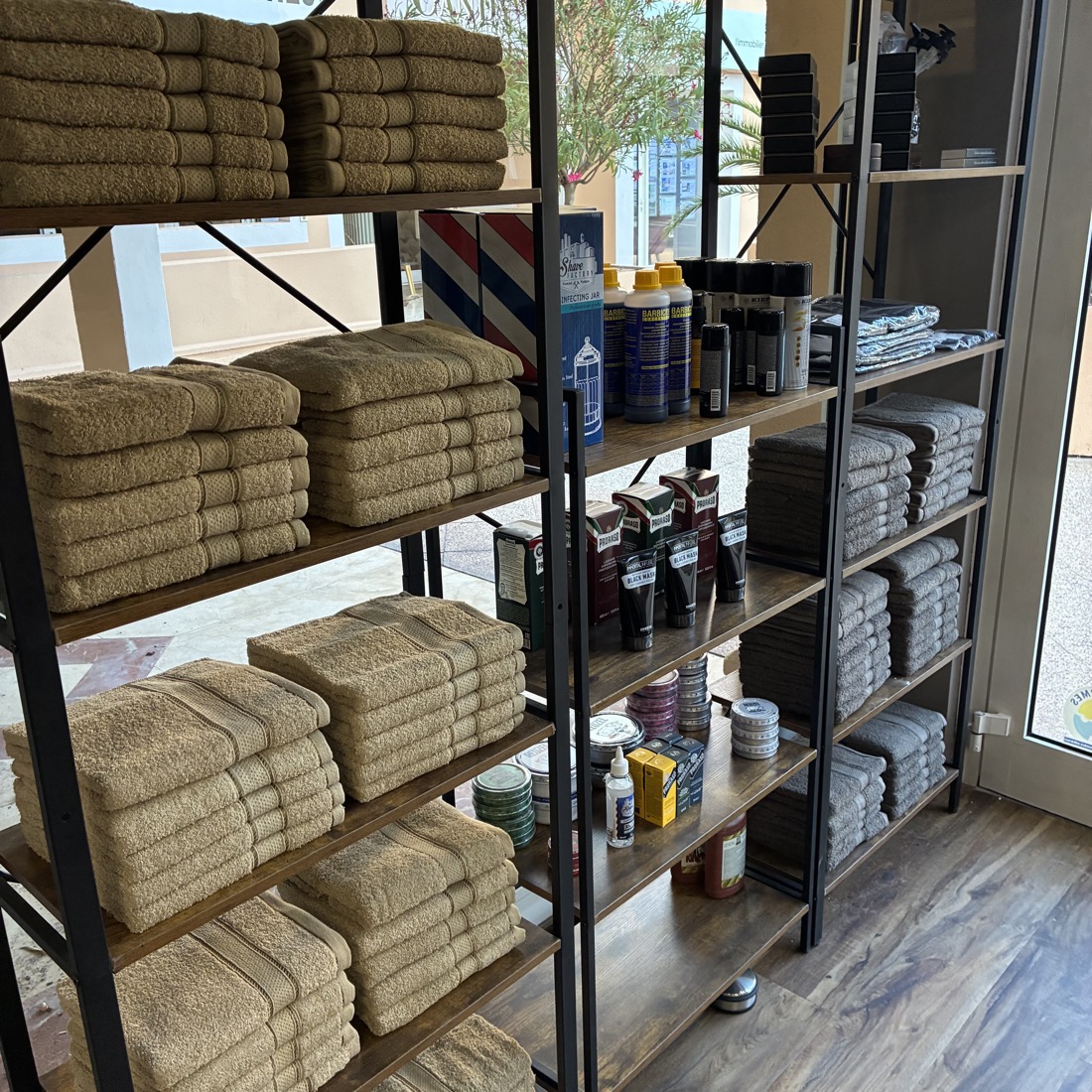 Serviettes et produits de soin barbier Prestige Barbers Fréjus