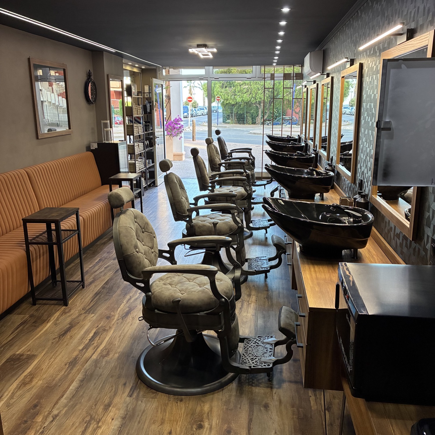 Fauteuils de barbier vintage du salon Prestige Barbers Fréjus